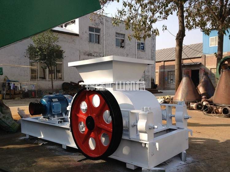 對輥粉碎機(jī)(圖1) 對輥粉碎機(jī)(圖1)